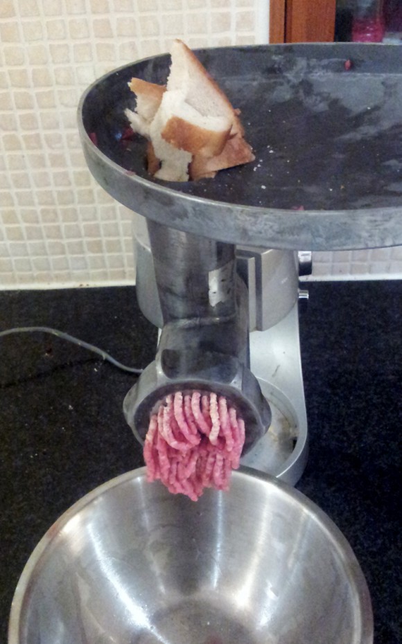 Cleaning the mincer
